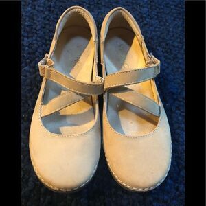 Great Mary Jane shoes by Vionic in size 6